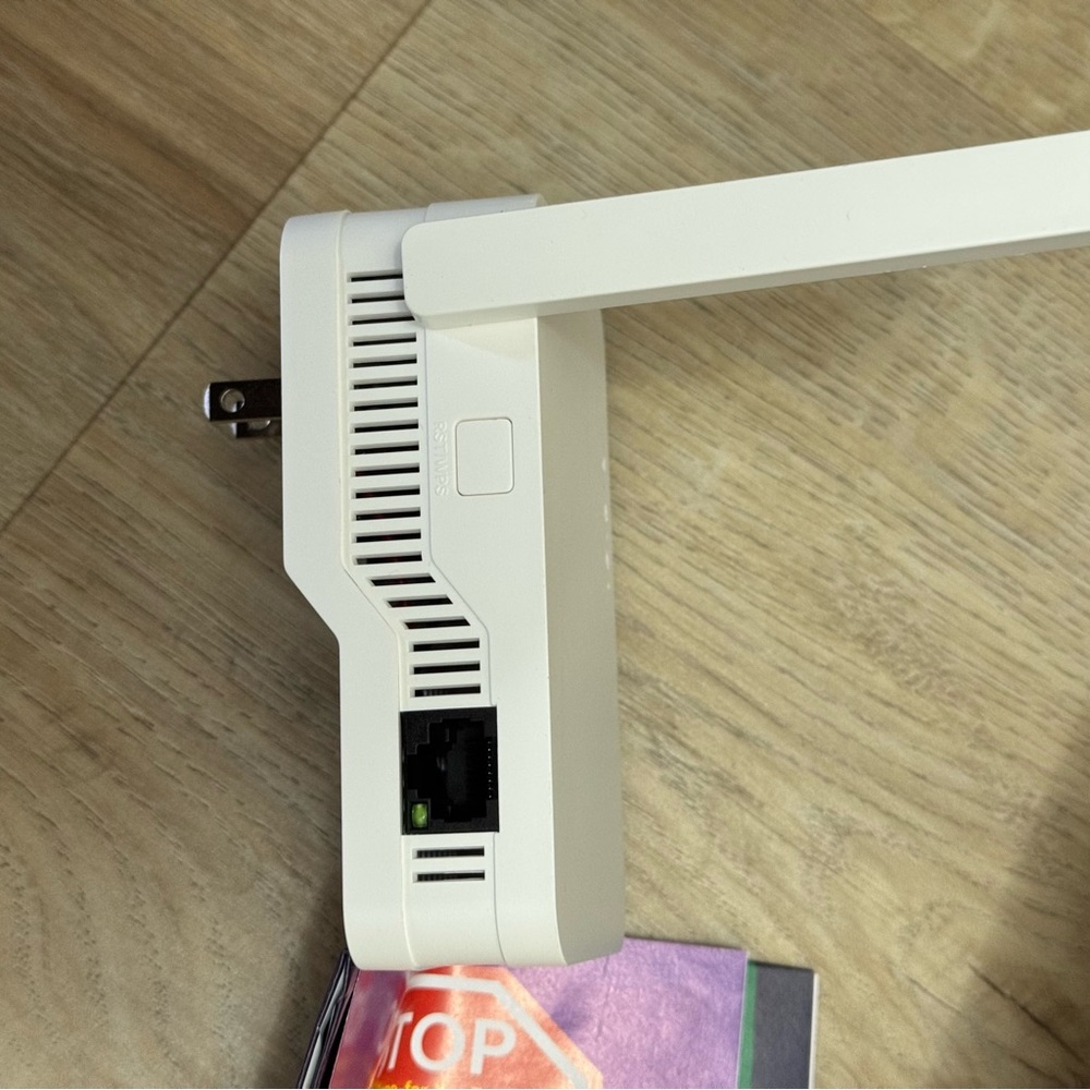 White Wi-Fi Range Extender - Picture 6 of 6